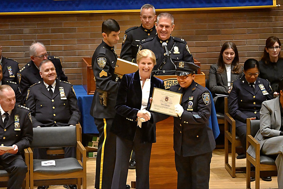 NYCPDDEA's tweet image. Congratulations to our newly minted Detectives who received their gold shield today at the NYPD’s promotion ceremony — and to our veteran Detectives who earned grade. They are all truly 𝙏𝙝𝙚 𝙂𝙧𝙚𝙖𝙩𝙚𝙨𝙩 𝘿𝙚𝙩𝙚𝙘𝙩𝙞𝙫𝙚𝙨 𝙞𝙣 𝙩𝙝𝙚 𝙒𝙤𝙧𝙡𝙙!