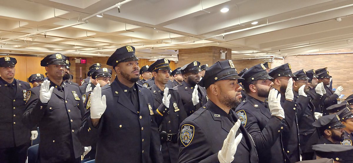NYCPDDEA's tweet image. Congratulations to our newly minted Detectives who received their gold shield today at the NYPD’s promotion ceremony — and to our veteran Detectives who earned grade. They are all truly 𝙏𝙝𝙚 𝙂𝙧𝙚𝙖𝙩𝙚𝙨𝙩 𝘿𝙚𝙩𝙚𝙘𝙩𝙞𝙫𝙚𝙨 𝙞𝙣 𝙩𝙝𝙚 𝙒𝙤𝙧𝙡𝙙!