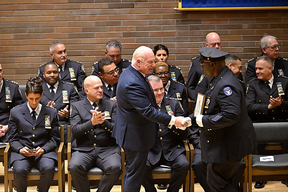 NYCPDDEA's tweet image. Congratulations to our newly minted Detectives who received their gold shield today at the NYPD’s promotion ceremony — and to our veteran Detectives who earned grade. They are all truly 𝙏𝙝𝙚 𝙂𝙧𝙚𝙖𝙩𝙚𝙨𝙩 𝘿𝙚𝙩𝙚𝙘𝙩𝙞𝙫𝙚𝙨 𝙞𝙣 𝙩𝙝𝙚 𝙒𝙤𝙧𝙡𝙙!