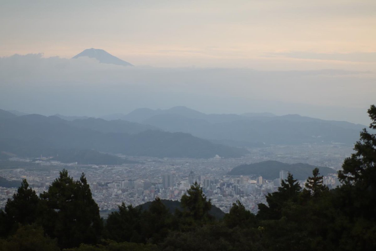 milkbarcojp's tweet photo. おはようございます。
今朝は曇り空ですが、富士山の頭だけ少し出ていました。

鳥の囀りや虫の鳴き声で賑やかだった山頂が、少しずつ静かになってきています。

#122 #満観峰 #山登り #花沢 #花沢の里 https://t.co/3atcgX60pC