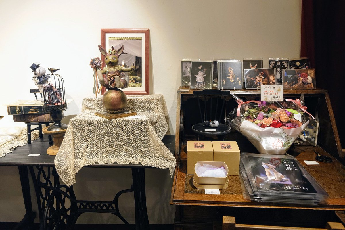 中崎町の  #ギニョール さんで開催中の #ぴこうさ  様の個展【#記憶に揺れる花】は、本日も12：00〜19：00まで開廊しています。

今日は作家様は在廊されないそうですが、皆さま、是非ともお立ち寄りくださいね。
素敵な作品がお待ちかねですよ(^^)