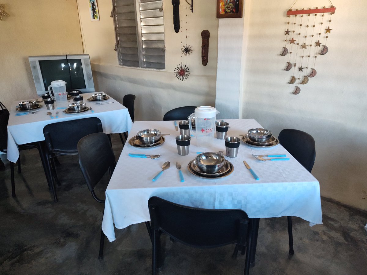 SuselyMorfaG's tweet photo. Llegamos hasta el sistema de atención a la familia del consejo popular Sitiecito 
 revisamos la calidad de los alimentos y su variedad, el SAF que tiene 29 comensales elabora desayuno, almuerzo y comida para familias en Situación de Vulnerabilidad. https://t.co/m1O9FNZUO1