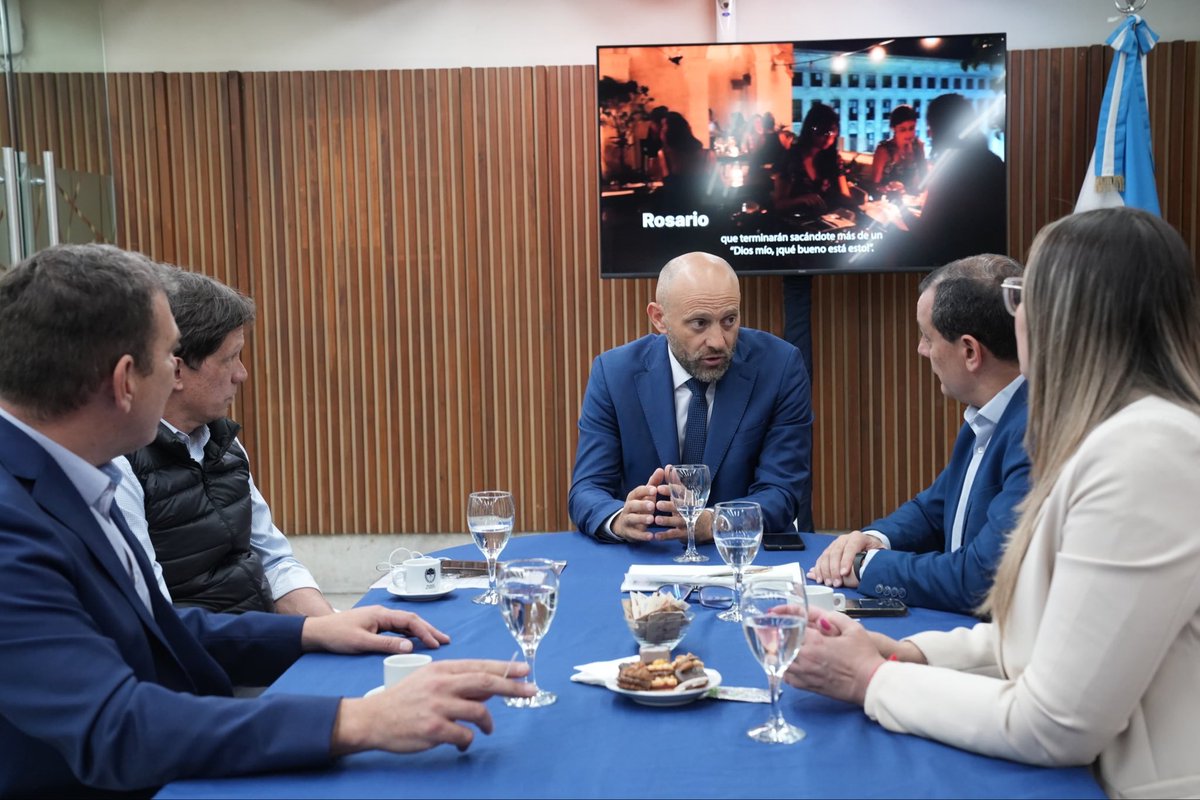 Santa Fe sigue gestionando crecimiento y conectividad 🙌🏻

✈️ Como parte del trabajo que llevamos adelante para que la provincia de Santa Fe fortalezca su infraestructura productiva y logística, mantuve una reunión en Buenos Aires con Intercargo, en el marco de una agenda