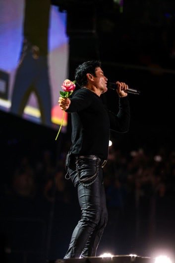 Chayannefans_'s tweet photo. ¡Esta rosa es para ustedes! Las quiero ❤️ https://t.co/FRsRXrI5ay
