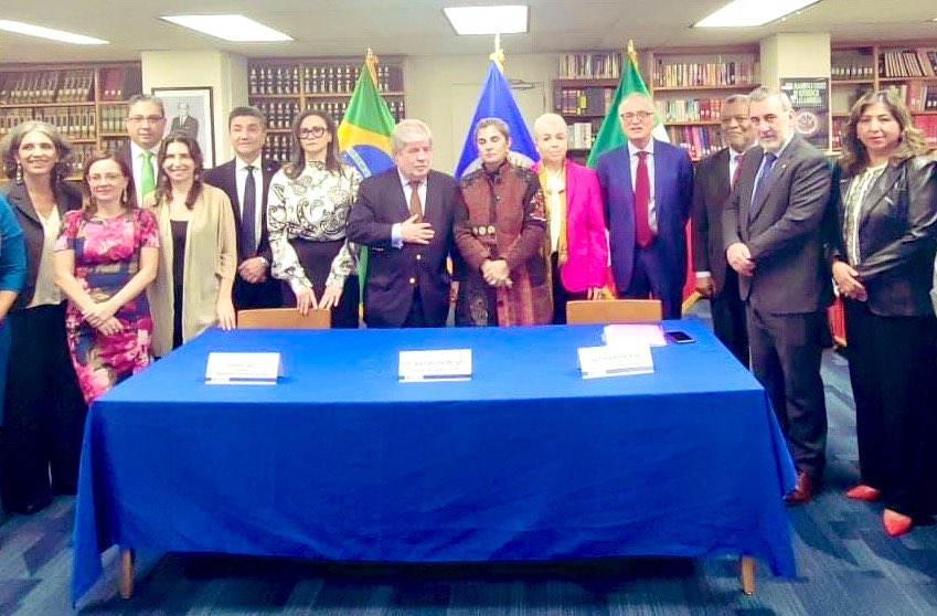 Hoy tuvo lugar el lanzamiento del “Grupo Voluntario de Apoyo al <a href="/CJIOEA_oficial/">Comité Jurídico Interamericano (CJI)</a> y a la promoción del Derecho Internacional #GAJUR”, iniciativa de 🇲🇽 y 🇧🇷, para avanzar en el desarrollo del corpus juris interamericano y los mandatos de la <a href="/OEA_oficial/">OEA</a>