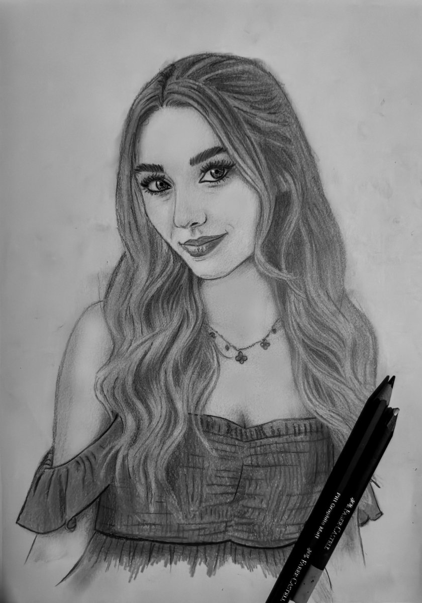 Arkadjewitsch's tweet image. A4 pencil portrait of Fortnite streamer @TheSommerset  ✏️

Drawn with graphite pencils, focusing on soft shading and natural detail. 🌸