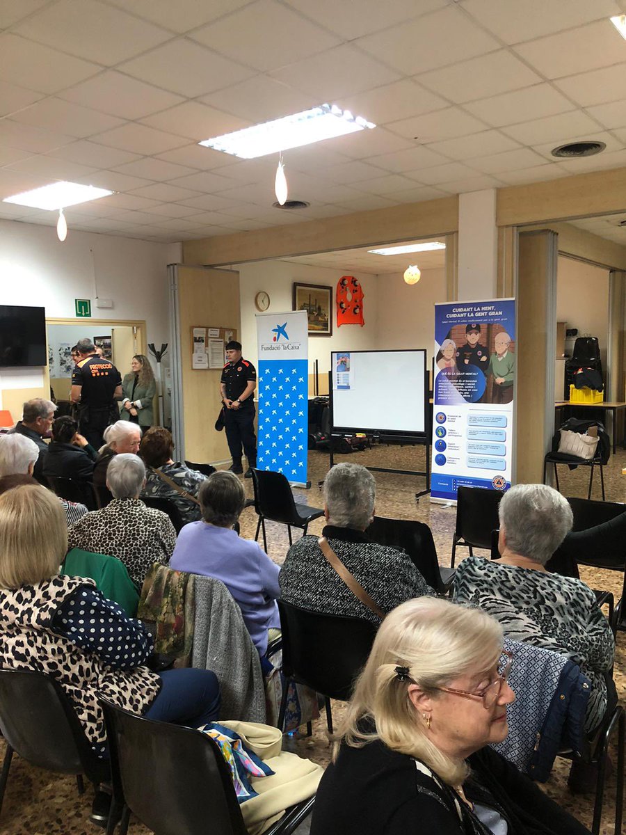 AdrianencaPC's tweet image. 🧠✨ Ahir vam inaugurar el nou projecte,  tallers sobre salut mental per a la gent gran al Casal Sant Joan. Prop de mig centenar d’assistents a la primera sessió! Gràcies per sumar-vos a aquest projecte de benestar i comunitat. 💛 #GentGran #SalutMental @FundlaCaixa @AjSantAdria