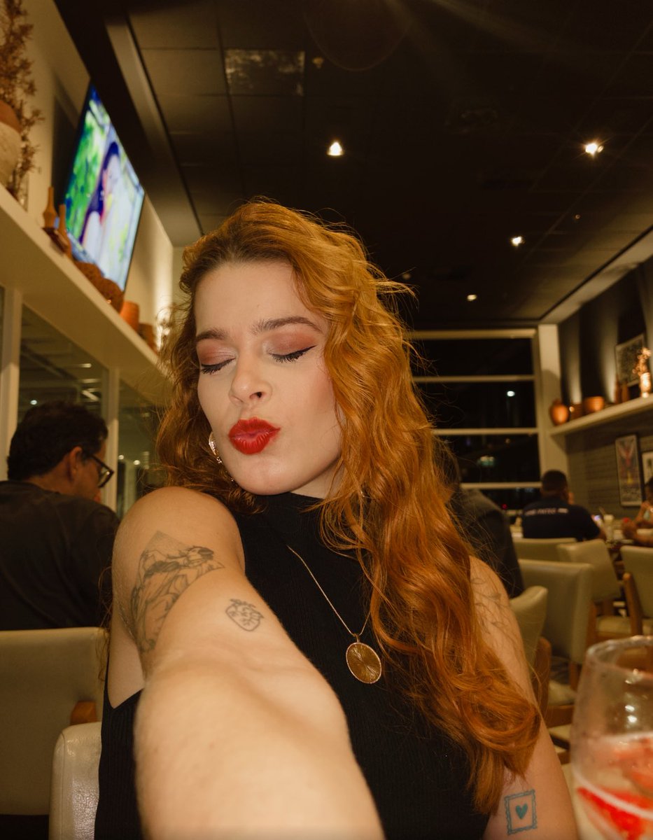 lidhiap_'s tweet image. Gostaria de me inscrever também pro prêmio de cabelo mais bonito que uma mulher branca já teve na história