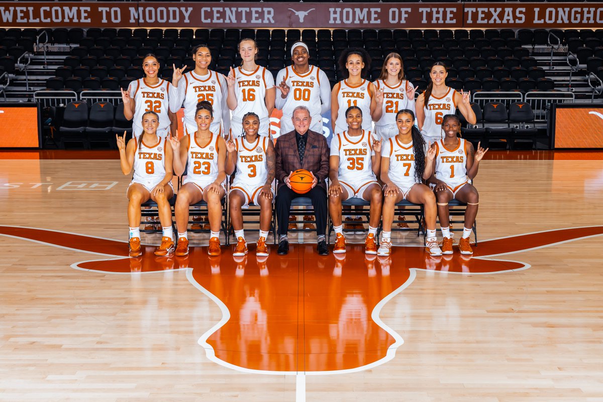 full squad photo just dropped 📸✨

#HookEm