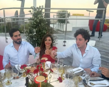 Hoy, el Tribunal Supremo ha rebajado la condena de Pequeño Nicolás. Su abogado es Manuel Marchena, hijo del juez Manuel Marchena. Este tipo seguirá sin entrar en prisión de fiesta con el líder ultraderechista Alvise de 'Se acabó la Fiesta'. La "justicia" en España.