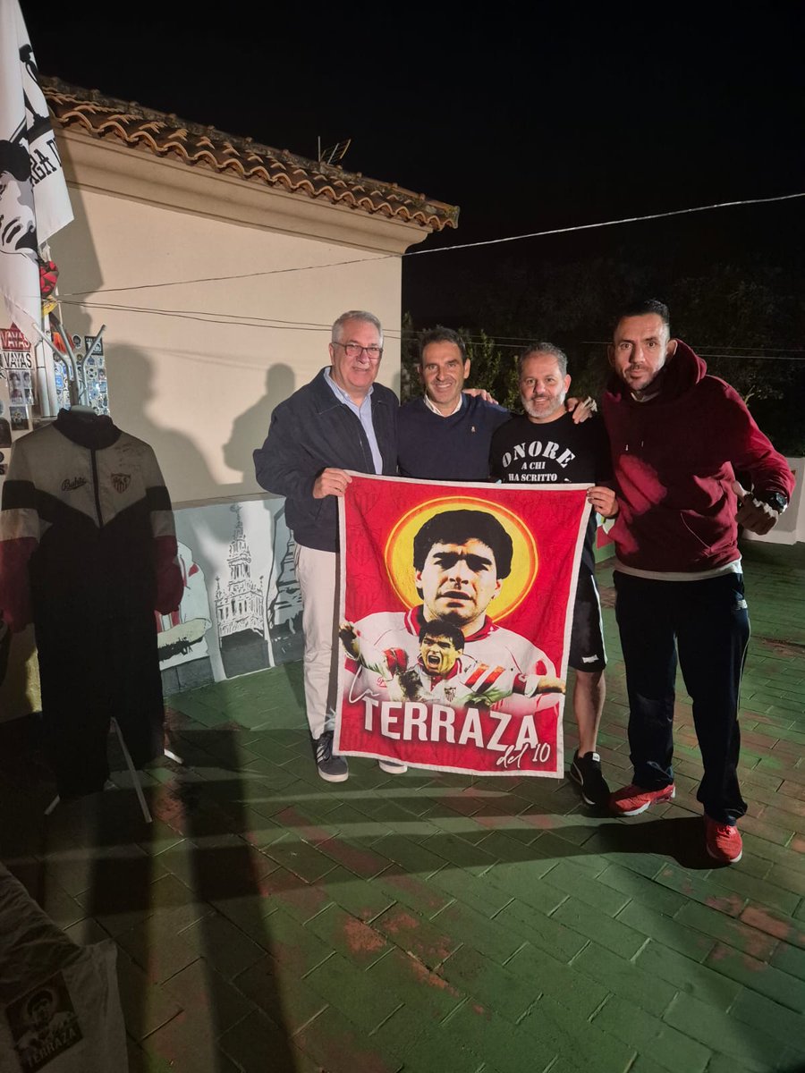 Hablar sobre #Maradona, sobre lo que significó en mi vida y en la de millones de personas y en un lugar mágico como La terraza del 10, es algo que nunca olvidaré. Compartir lo que escribí sobre Diego (MARADONA QUE ESTAS EN EL CIELO) con esta gente fue, es, un privilegio. Gracias.