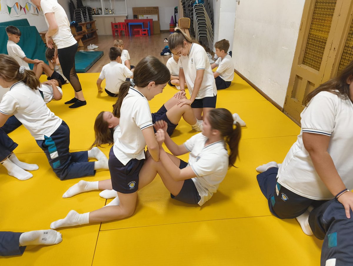 CCsanpascual's tweet photo. Los alumnos de sexto de Educación Primaria participaron en una sesión de educación postural impartida por Margarita. En ella, no solo aprendieron de forma teórica los principales riesgos de mantener una mala postura, sino que también realizaron una parte práctica en el gimnasio. https://t.co/rKejtcMHX4