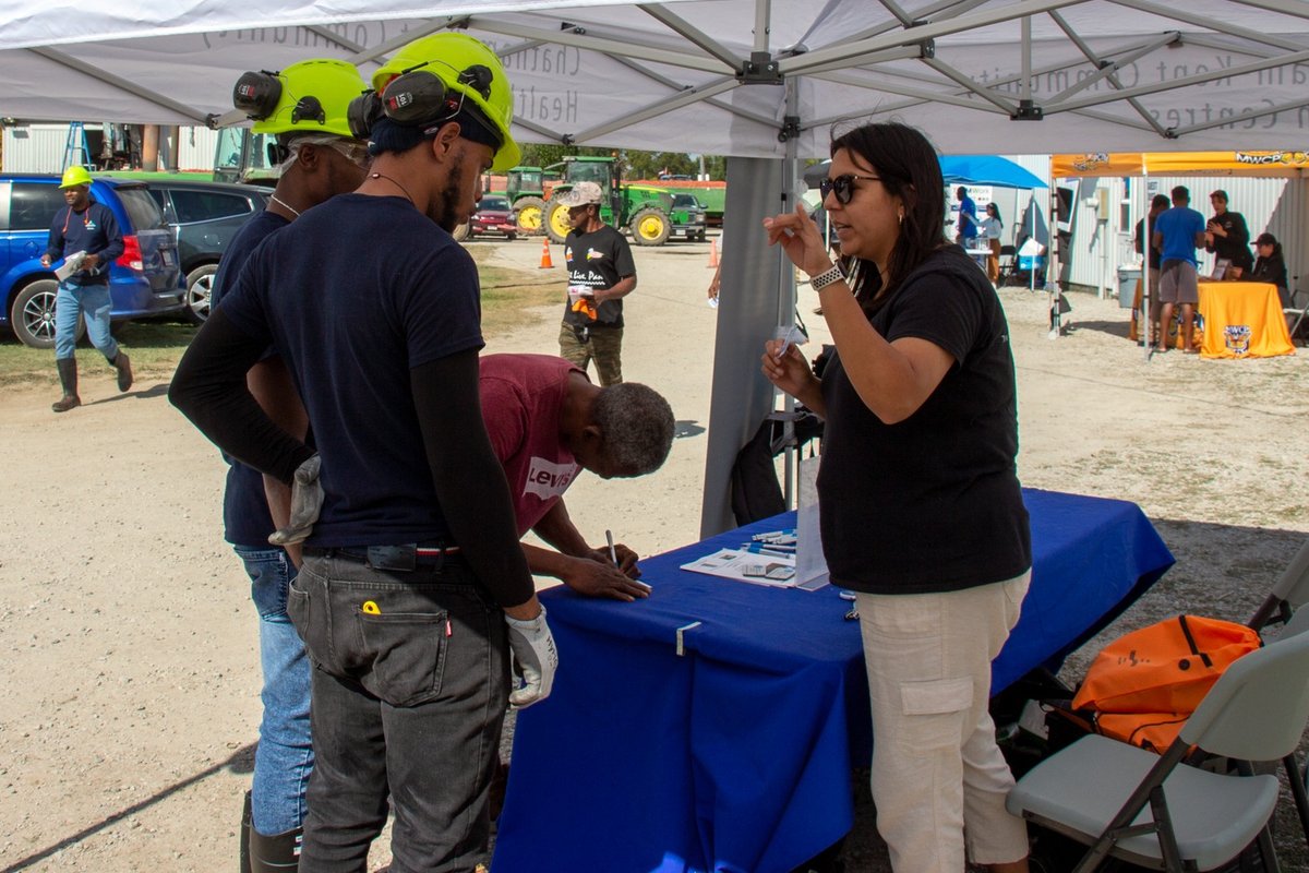 TeamworkMWSP's tweet image. Do you have questions about your wellbeing?!
If you don’t feel well, tell your employer. They can help you get medical help. If you need to see a doctor and are not allowed to, or if you are asked to work while sick, contact our partners for immediate support:
- Windsor-Essex:…