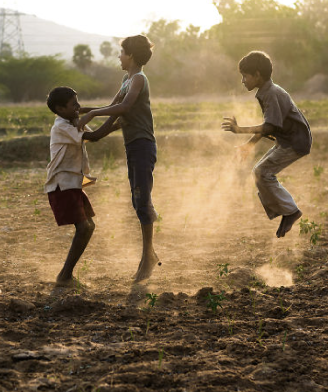 A veces un niño carga una mochila que no se ve. No está hecha de libros ni de útiles, sino de miedos, de exigencias, de culpas que no le corresponden. Hay chicos que aprenden demasiado pronto a callar, a sostener lo que pesa, a sonreír cuando -por dentro- apenas pueden con el