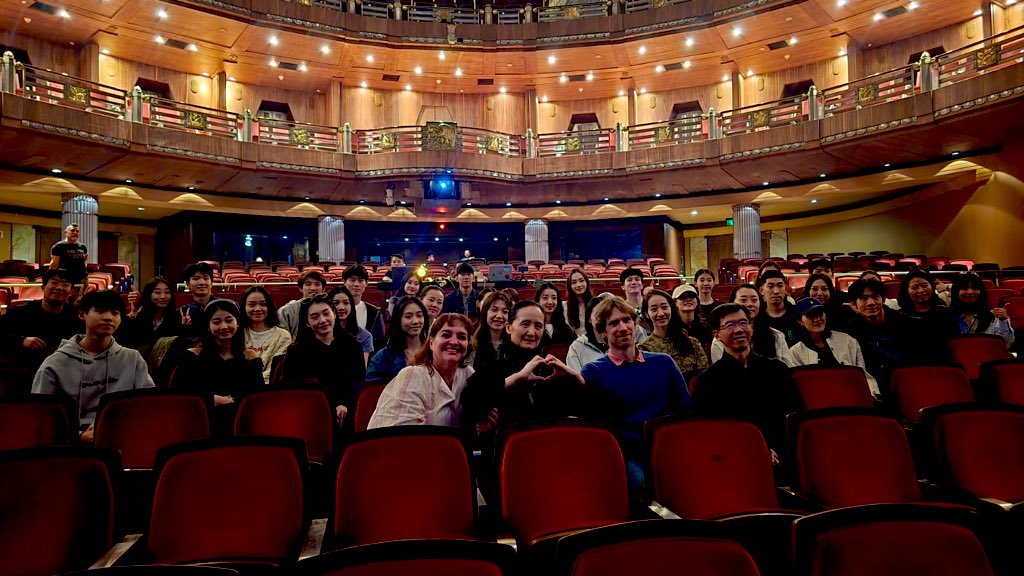 CNDanzaMX's tweet photo. Hoy recibimos en nuestro ensayo de “Giselle” a los integrantes del Ballet Nacional de China. 🇨🇳🩰 https://t.co/7PhUmUWxe0