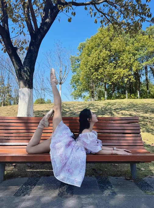 在公园练芭蕾，够优雅吗？