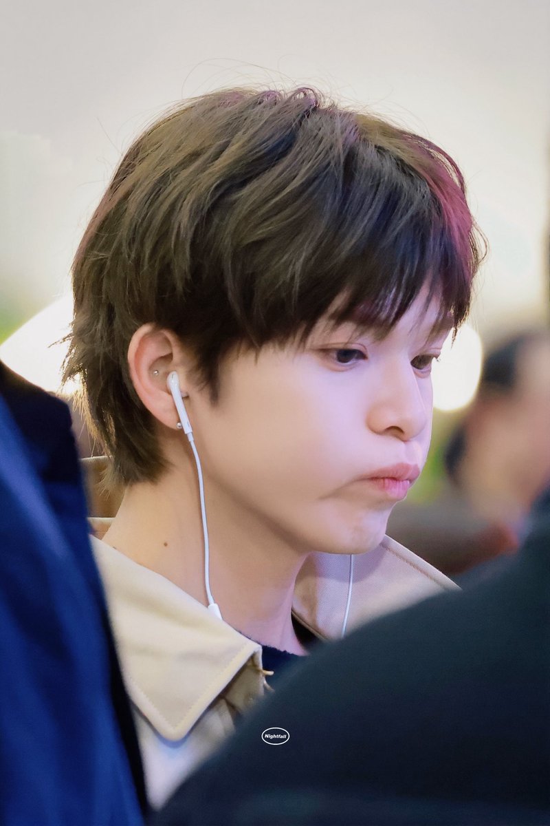 髪色、横顔、有線イヤホン、ロングコート、おくち
全部いい  なにこれ 好きすぎる