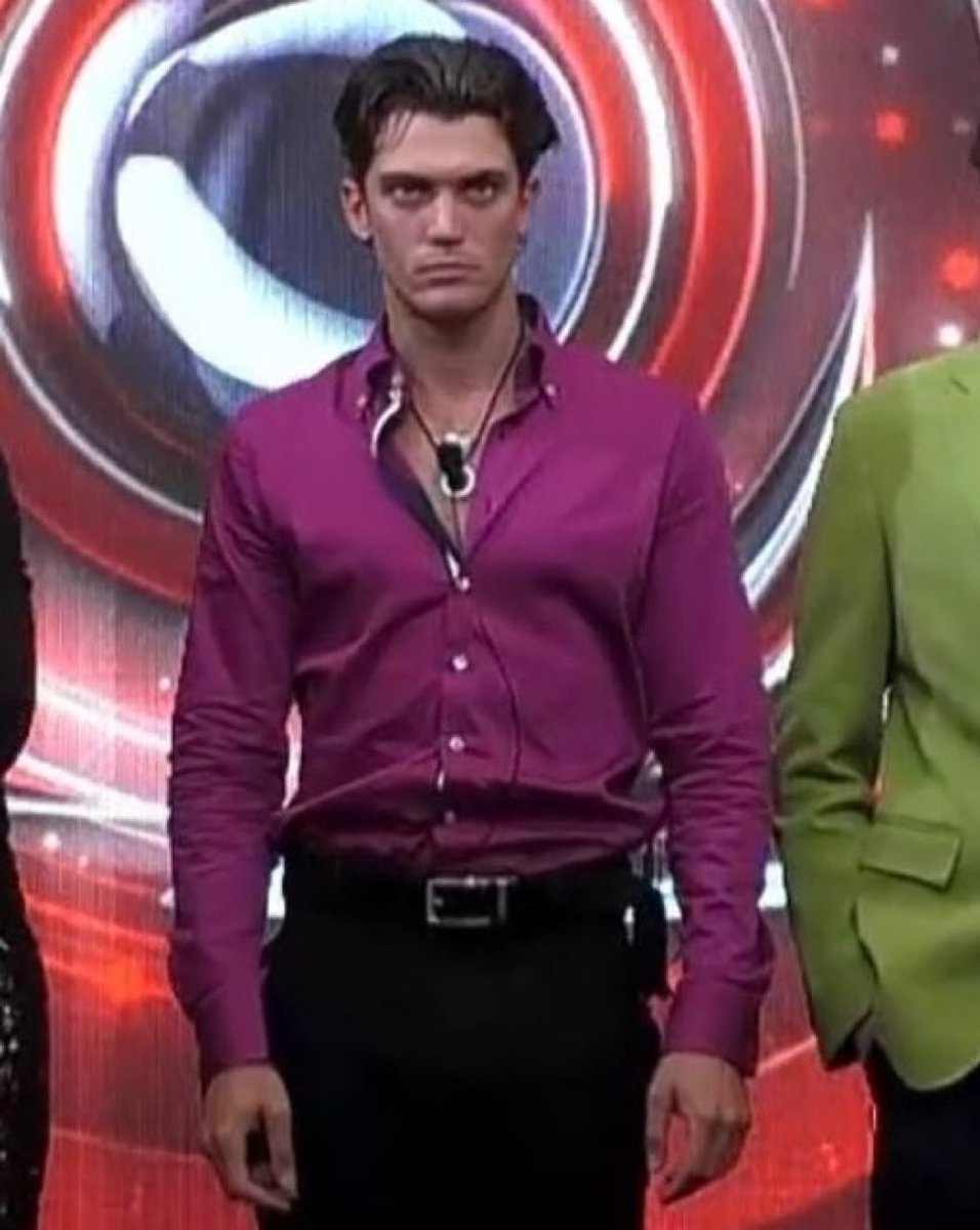 mikydocaps's tweet image. Ma che faccia ha che paura #GrandeFratello