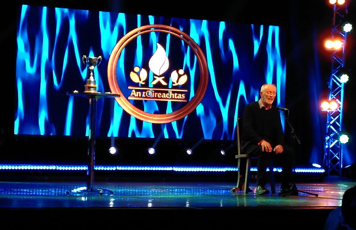 Pic a thóg mo mhaim agus í ag an Oireachtas. Pé mhaith dom é agus mé nach bhfuil ann. Gach rath air an ócáid.