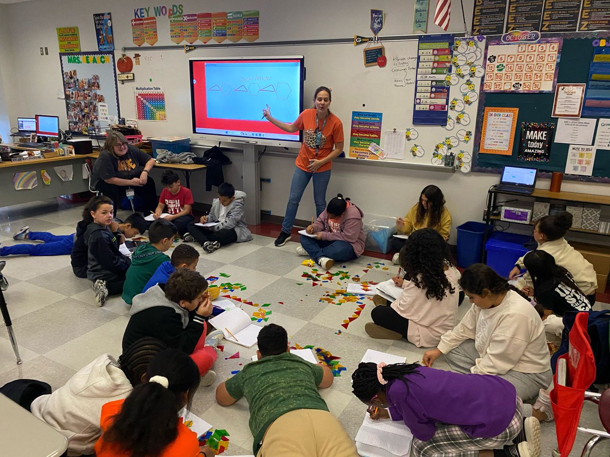 WcsdZephyr's tweet image. Mrs. Repasch and her BEEZ using shapes and patterns to make predictions and problem-solve.  Visual Learning + Algebra Readiness = great Math Session! #zephyrpride