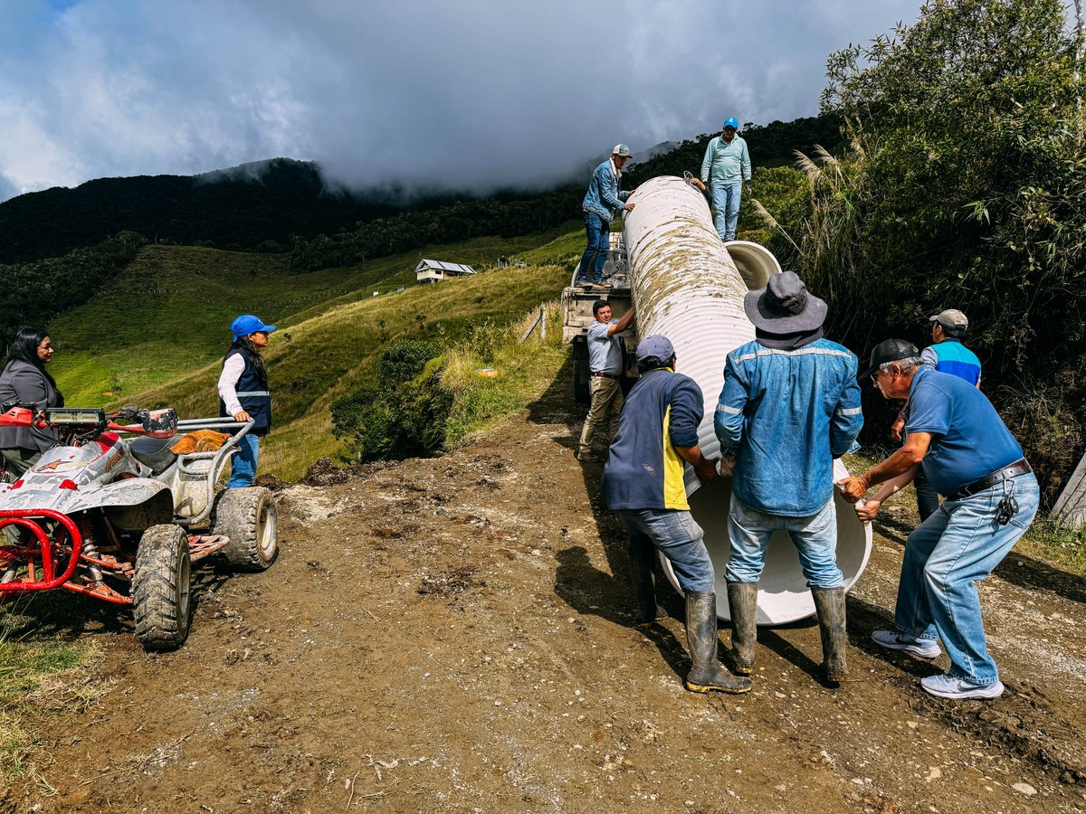 Junto a la <a href="/AzuayPrefectura/">Prefectura del Azuay</a> entregamos 103 m de tubería corrugada pvc de distintos diámetros, y 220m² de geomembrana a varias comunidades de nuestro cantón, afectadas por el invierno en meses anteriores.