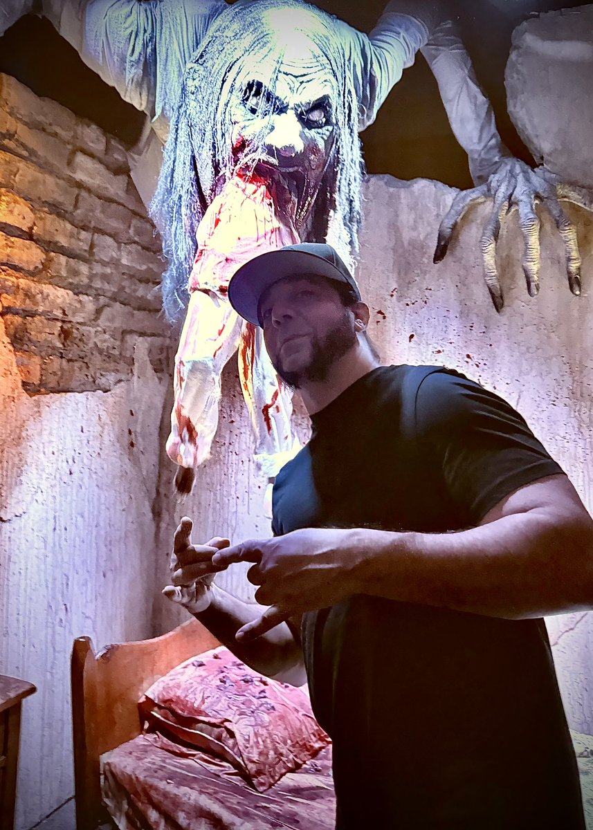 Trick or Treat 

<a href="/HorrorNights/">Horror Nights</a>
#UniversalHHN

📷: Masis Mananian