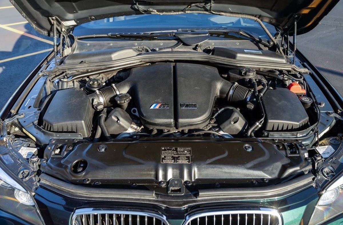 ディープグリーンのM5 ツーリング

これだけでもかなり様になってるけど、それに加え6MT

すごい( ＾ᵕ＾ )