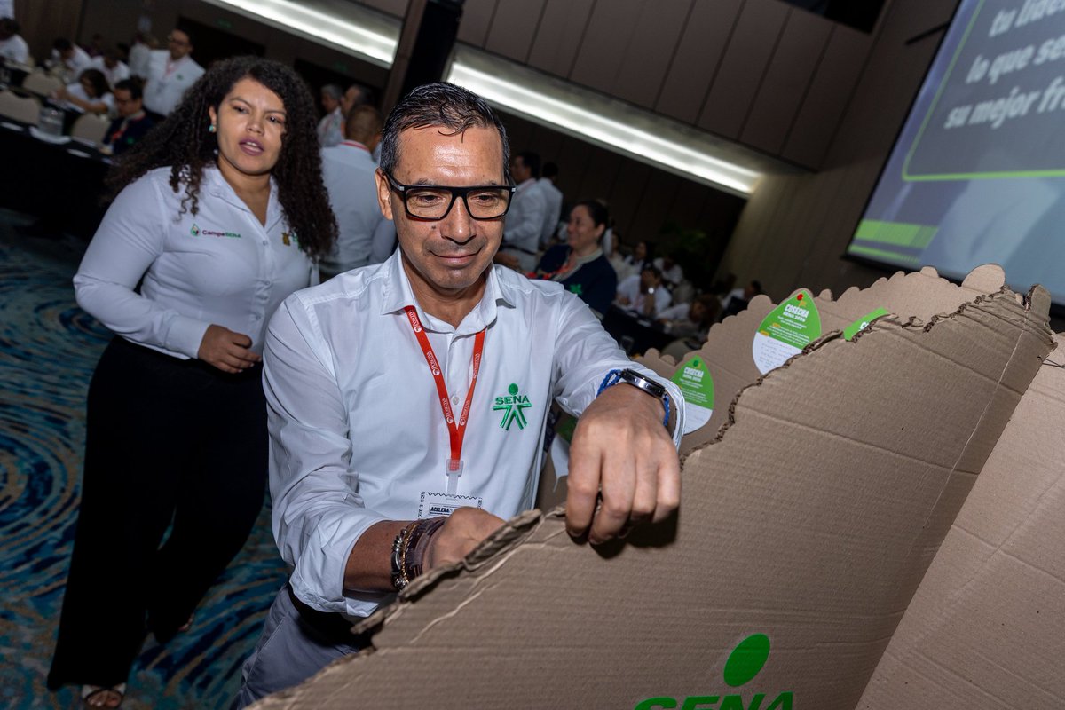 SENAComunica's tweet photo. ✨ Durante estos dos días en #AceleraSENA2.0, compartimos experiencias, aprendizajes y propuestas que nos permiten seguir evolucionando como entidad.
Juntos seguimos fortaleciendo el compromiso que nos mueve: hacer del SENA la entidad más querida por los colombianos, la que impulsa sueños, transforma vidas y construye futuro con cada acción. 💚🇨🇴
Seguimos trabajando con pasión, porque acelerar el SENA, es acelerar el progreso de Colombia. 💪