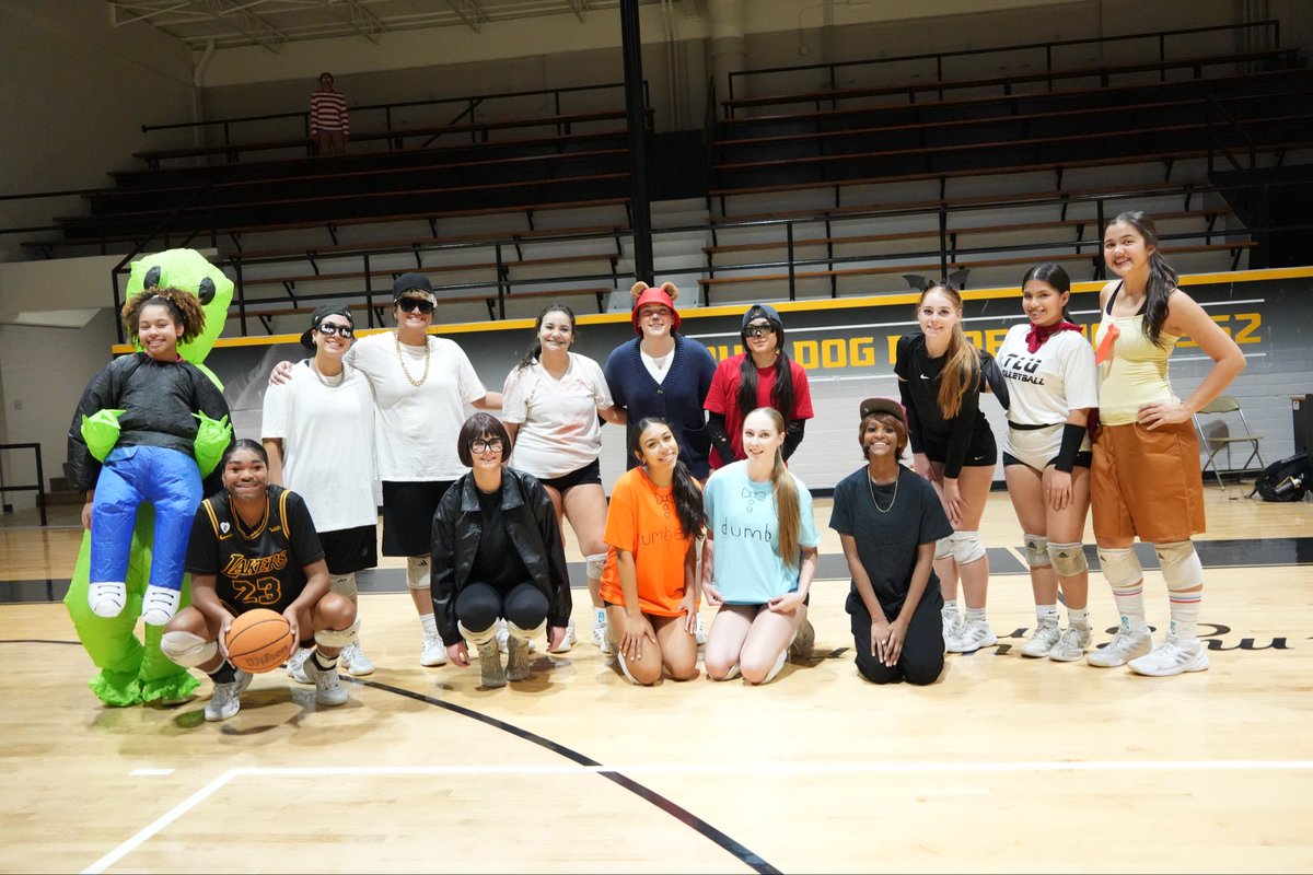 had some special guests at practice today 🦇 👽 😎 

#TooLiveU | #PupsUp