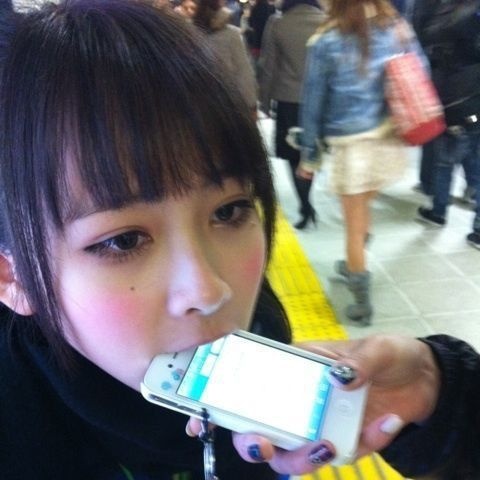mochi_byte0's tweet image. please let me eat your phone. all your problems will go away i promise!
