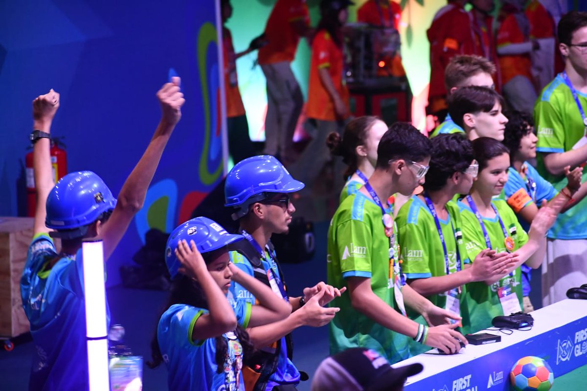 FUSALMO_Oficial's tweet image. 🌍✨ ¡Primer día de competencia en el #FGC2025!
 El Team El Salvador debutó con grandes alianzas, estrategia y mucha energía en sus primeros matchs 🤖💪🇸🇻🔥

#FIRSTGlobalChallenge #TeamElSalvador #STEM #OrgulloSalvadoreño