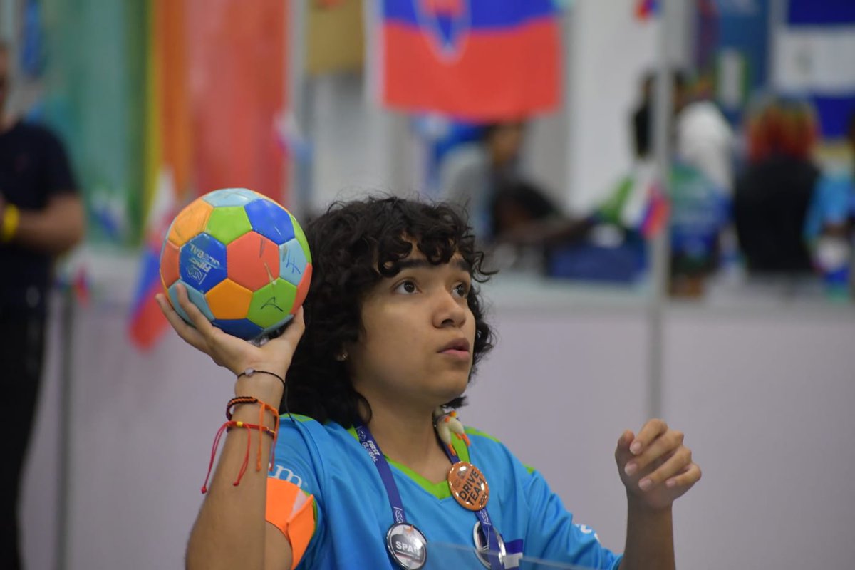 FUSALMO_Oficial's tweet image. 🌍✨ ¡Primer día de competencia en el #FGC2025!
 El Team El Salvador debutó con grandes alianzas, estrategia y mucha energía en sus primeros matchs 🤖💪🇸🇻🔥

#FIRSTGlobalChallenge #TeamElSalvador #STEM #OrgulloSalvadoreño