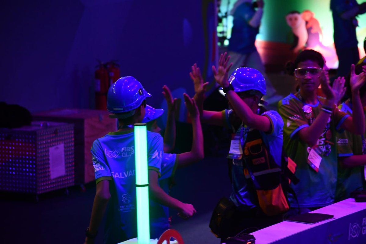 FUSALMO_Oficial's tweet image. 🌍✨ ¡Primer día de competencia en el #FGC2025!
 El Team El Salvador debutó con grandes alianzas, estrategia y mucha energía en sus primeros matchs 🤖💪🇸🇻🔥

#FIRSTGlobalChallenge #TeamElSalvador #STEM #OrgulloSalvadoreño