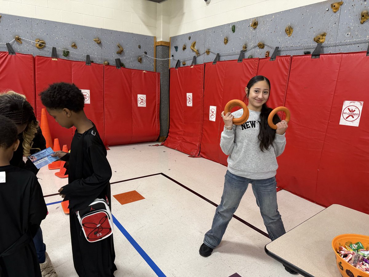 SpeedSkeeters's tweet photo. Investing in the future Skeeters at Multicultural Night at Shaw Elementary https://t.co/q6IfmvFJpX
