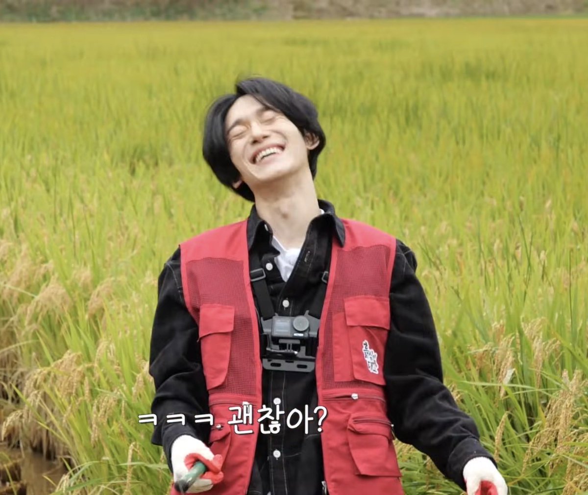 he looks so cute and happy😭💕