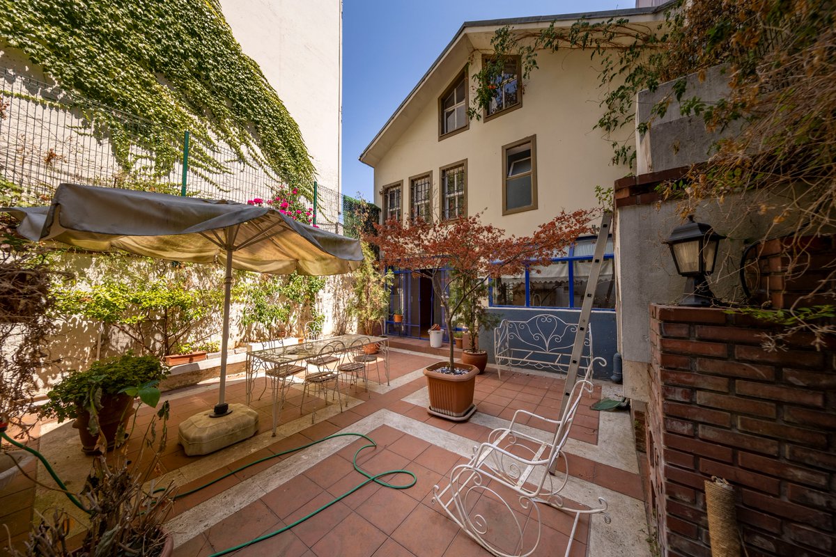 Beylerbeyi'nde İskanlı Tarihi Konak

- Beylerbeyi ve Çengelköy'ü birleştiren Havuzbaşı sokakta

- 1993'te yeniden yapılmış

- 4 katlı binada 5+2, 2 banyo

Brüt : 254 m2    Net : 200 m2

Bahçe : 135 m2

#beylerbeyi #çengelköy #üsküdar #tarihikonak #havuzbaşı #tarihieser #satılık