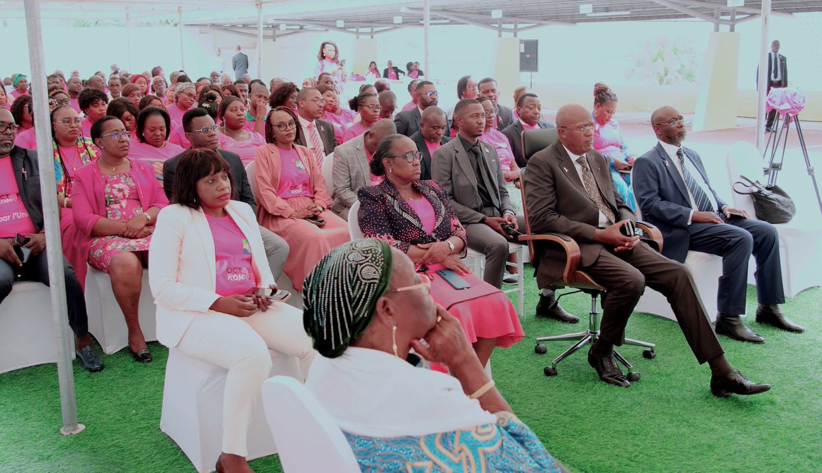 C’est au sein du Ministère de la Communication et des Médias, ce 30 octobre 2025, entouré de mes collaborateurs, que nous avons eu un moment d’échanges et de réflexion, à l’occasion de ce mois d’octobre
#UnisParLUnique#Sensibilisation #Dépistage #CancerDuSein #CancerColUtérus💪🎀