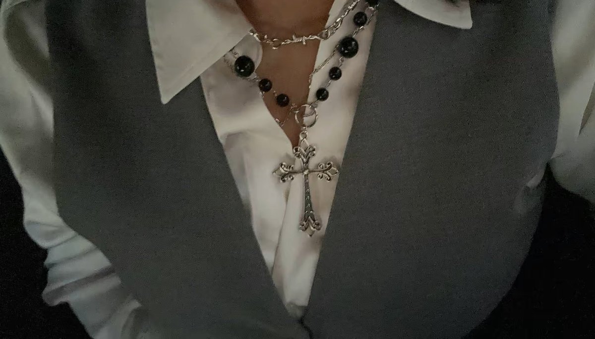 i6tham's tweet image. vampire outfit