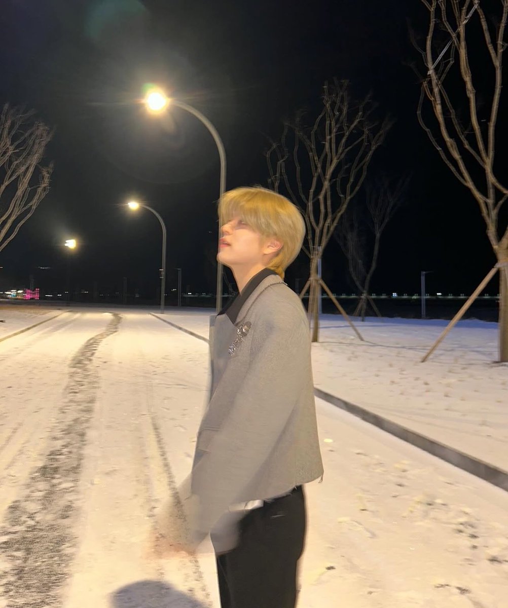 luvksminnie's tweet image. seungmi in the snow ❄️ (real) (not ai) (he only has the 2 arms he was born with)