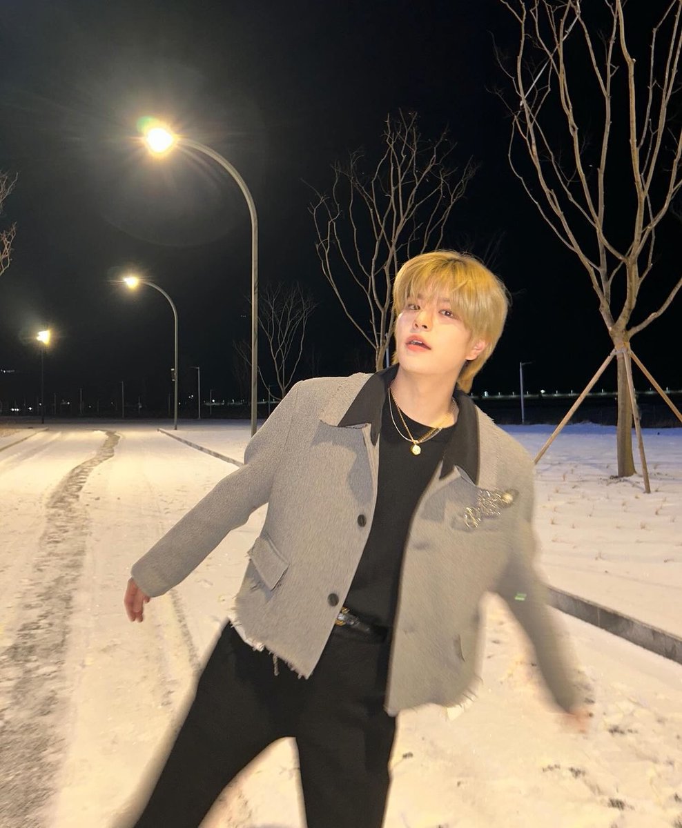 luvksminnie's tweet image. seungmi in the snow ❄️ (real) (not ai) (he only has the 2 arms he was born with)