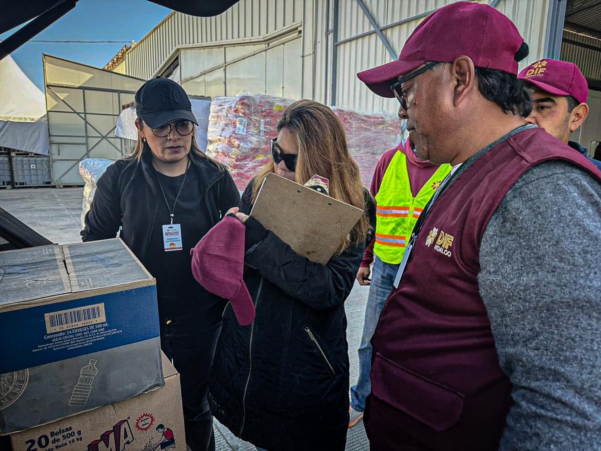 difhgo's tweet image. #LaFamiliaDIFH  agradece a la Familia Escamilla, Pérez y Amigos por su donación, destinada a apoyar a personas en situación de vulnerabilidad. 🫱🏼🫲🏽📦🌾
Este gesto refuerza nuestro compromiso con la solidaridad y el bienestar comunitario. 
#HidalgoUnido