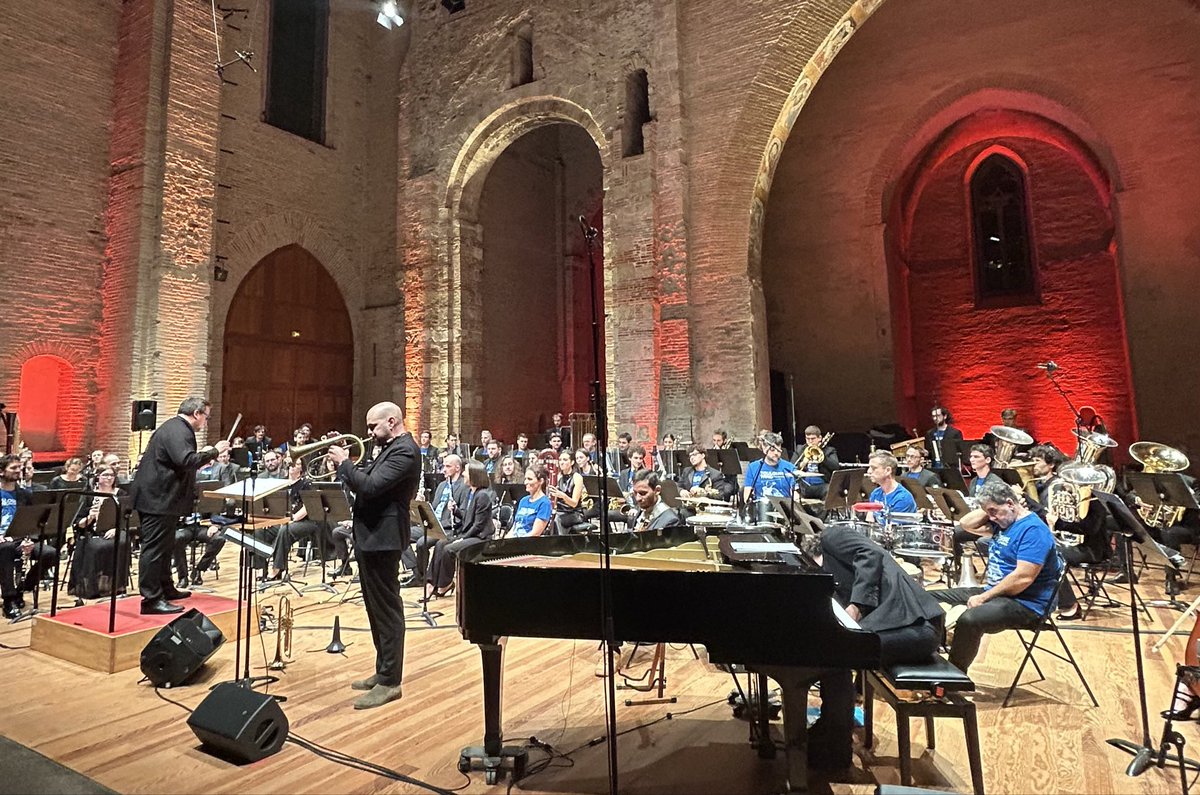 🎶Fabuleux Concert du #TOULOUSE WIND ORCHESTRA à St Pierre des cuisine.
80 musiciens professionnels embarqués dans cette belle aventure collective.
Au programme:
⭐️3ème symphonie de James Barnes (très cinématographique)
⭐️2nde partie avec le🎺 Nicolas Gardel (Marciac vibes…)