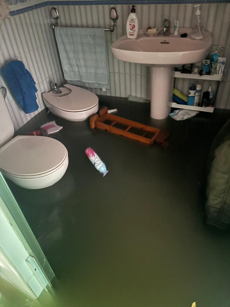 duran_e17384's tweet photo. @AEMET_Esp En Sevilla no hubo alertas, en mi calle nadie apareció, los servicios de emergencias no atendían las llamadas. Así estaba mi casa ayer durante horas, ya que el agua no bajaba. Hasta ahora con tantos damnificados que ha habido, nadie ha aparecido por aquí, hemos perdido mucho. https://t.co/OSYd1ScWwU