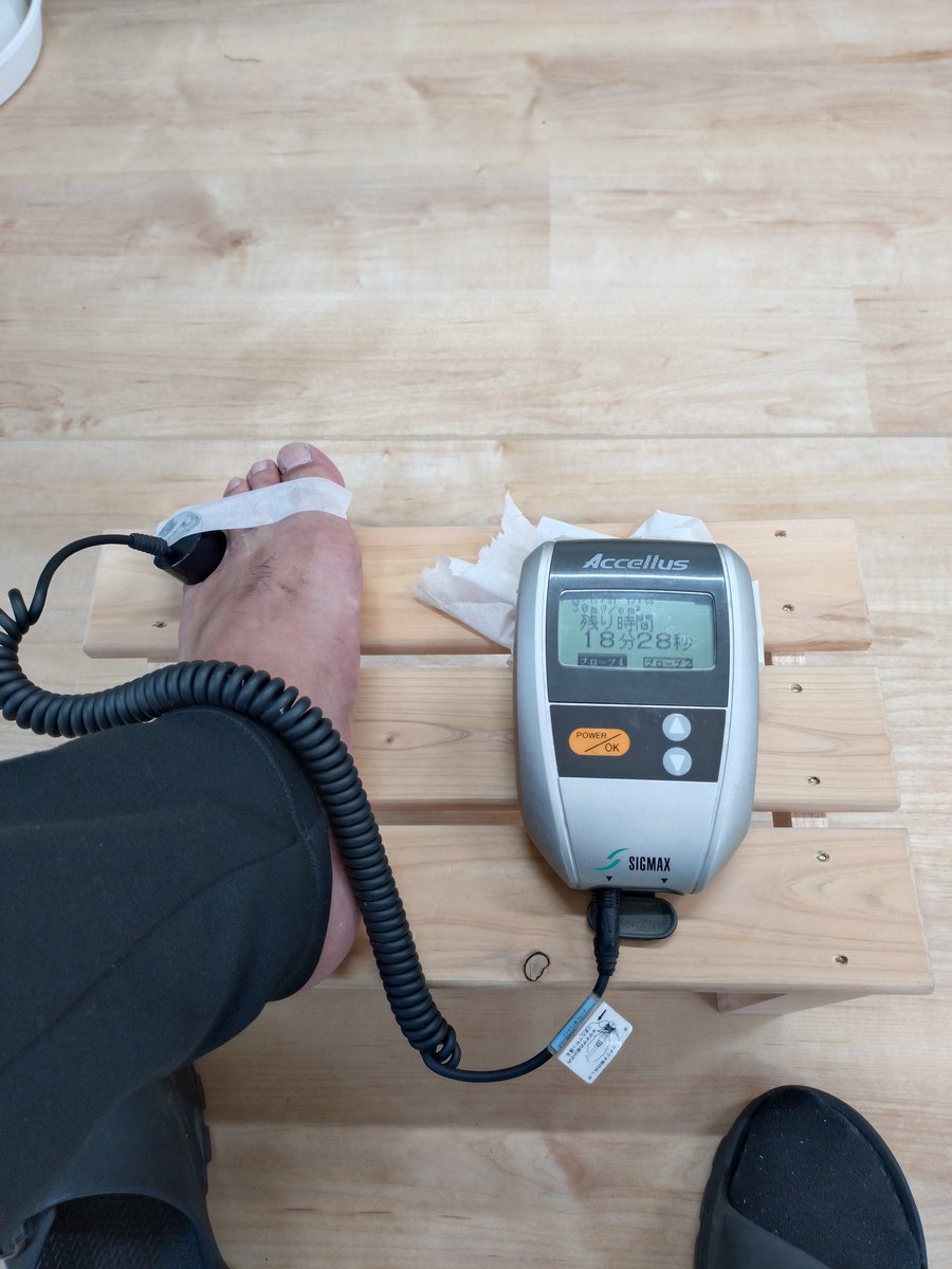 initial33a's tweet image. 今日も安定の電気治療。
ホンマに早く治るのか？？
労災の関係で青◯整形外科まで通ってますが、片道１２キロで朝だと１時間近くかかる上に待ち時間が１時間なのもツラいです💧