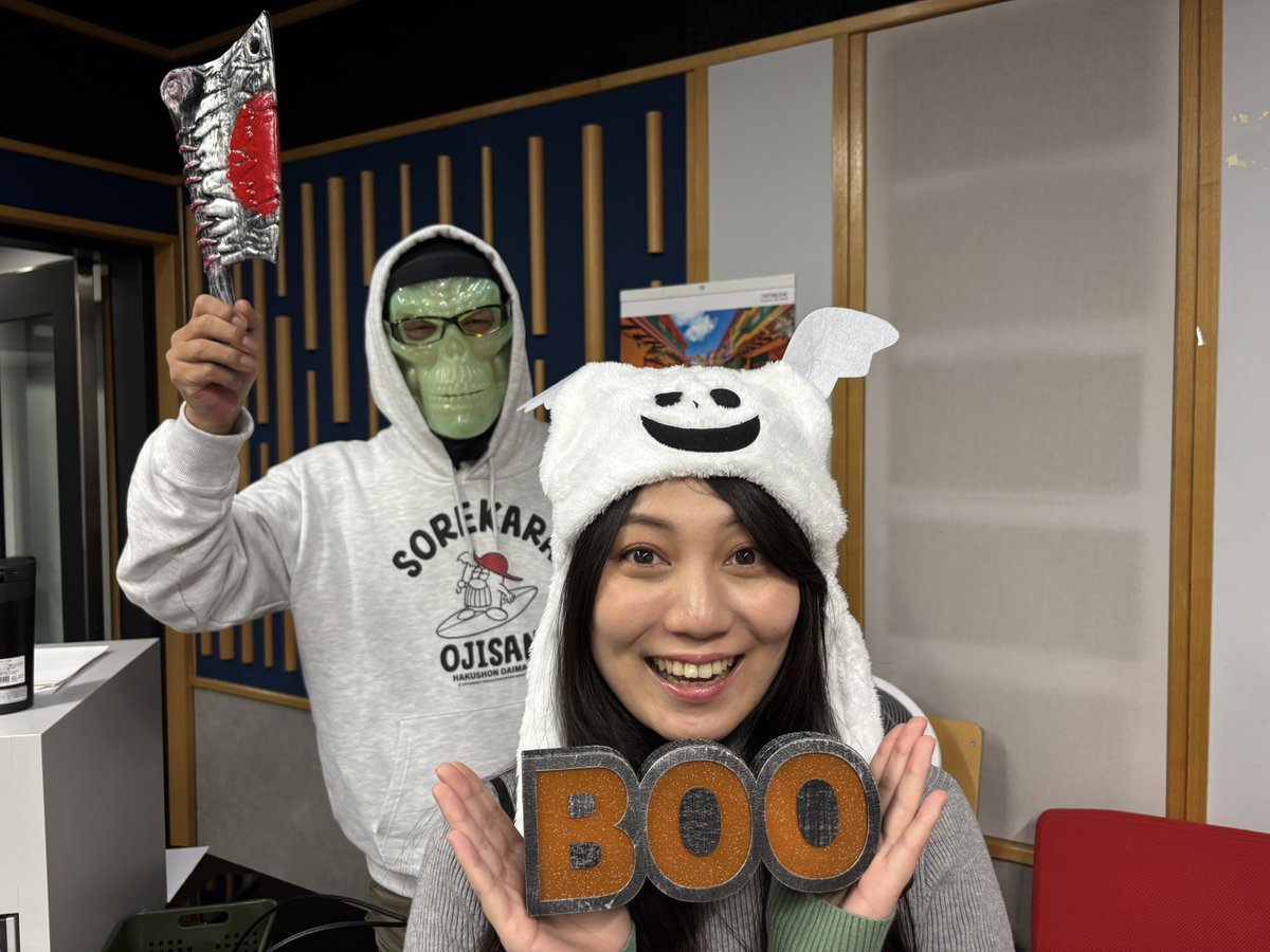 この後13時30分から生放送スタートです✨
今日のスタジオはこんな感じ😘
ハロウィン🎃はみんなのんびり仮装。友紀乃ちゃん！後ろ後ろーーー！！
おいちゃんDはデビルマン(頭に注目)🦇MEUさんはトナカイ(ピアスも！)🦌やしはーは古参のポルノグラフィティファンです🤣

#AIRJAMFriday #datefm #radiko