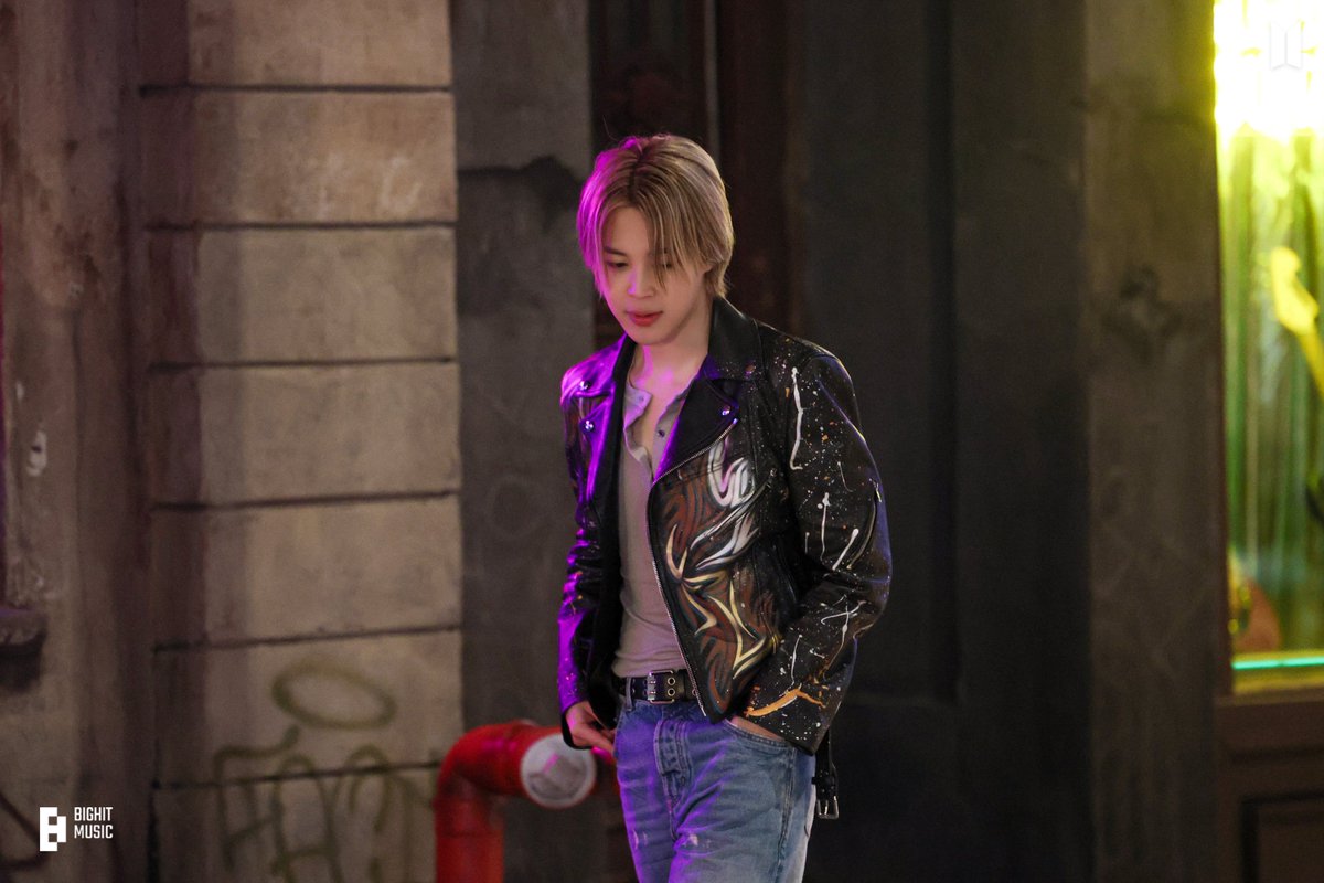 charts_k's tweet image. Jimin's "Who" has surpassed 2.1 billion streams on Spotify!