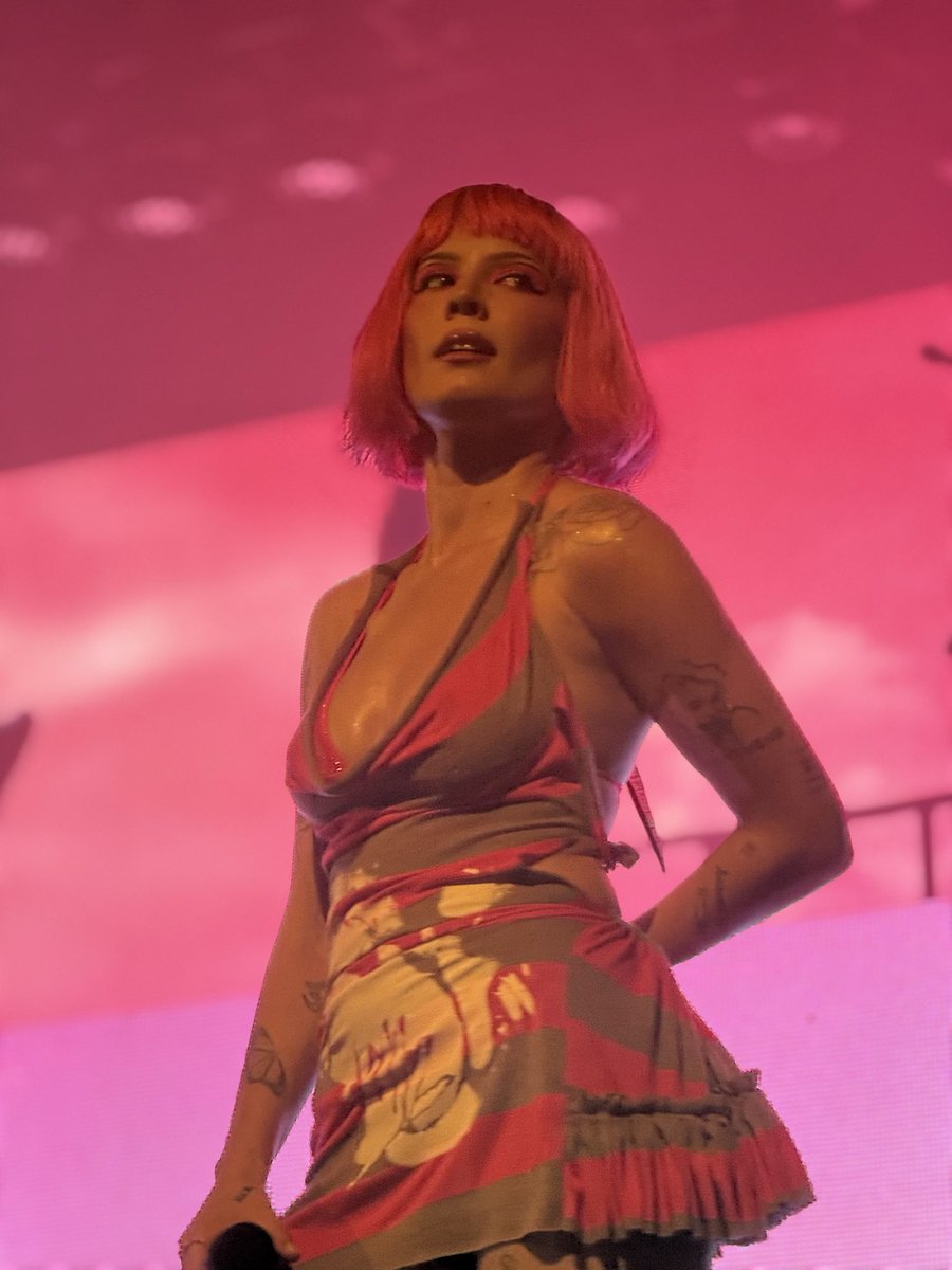 amandumbplease's tweet photo. @halsey if you need a new photographer I’m an amateur with an iPhone https://t.co/g20DZJ3aGi