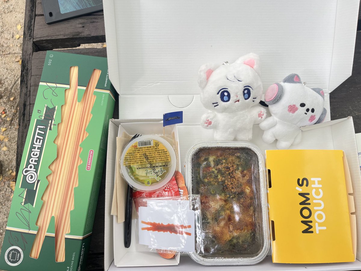 enmi0816's tweet photo. 아아아앙 나??!친필 사인???staff 덕분에 아아앙 스파게티도 맛있게 먹었어요!!staff 다 토마토 요소가 있어ㅋㅋㅋㅋ 르세라핌 고마워 사랑해용♡♡♡♡
#LE_SSERAFIM #르세라핌 
#EAT_IT_UP_SPAGHETT https://t.co/RCOhXSBaWn