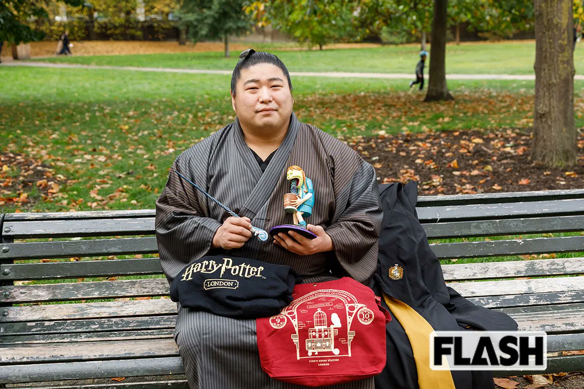 yDDkh9COTv28635's tweet photo. コスプレしてる🤣🤣
元春お兄ちゃん、ハリー・ポッターの杖を50本も持ってるのかwww
#sumo
#若元春

🔗https://t.co/b7KXeMLBsI https://t.co/ShkgrwVMwP