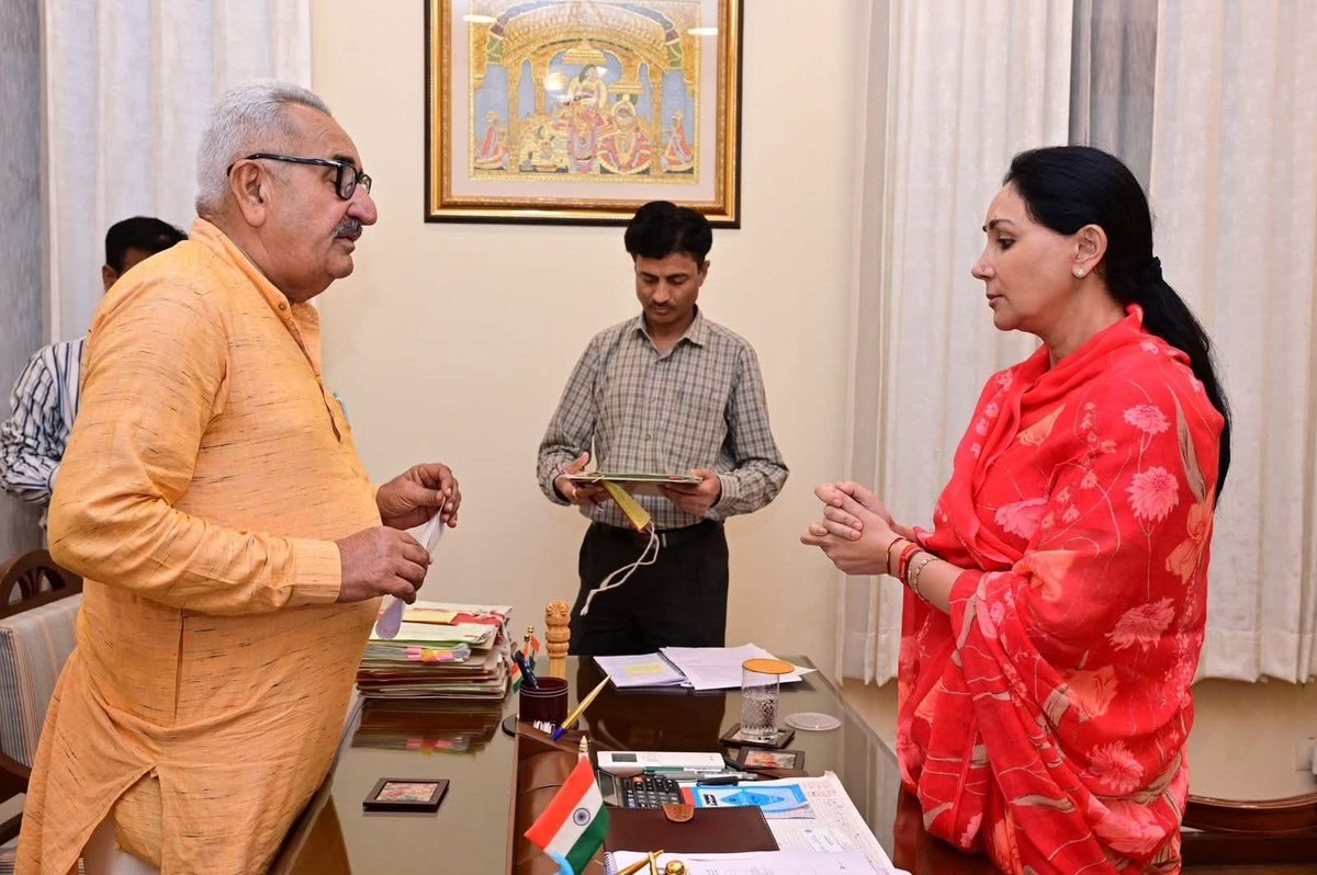 आज सचिवालय में माननीय उपमुख्यमंत्री श्रीमती <a href="/KumariDiya/">Diya Kumari</a> जी से शिष्टाचार भेंट कर उनका आत्मीय मार्गदर्शन प्राप्त किया।

इस दौरान सिवाना विधानसभा क्षेत्र से संबंधित विकास कार्यों, क्षेत्रीय आवश्यकताओं एवं जनसुविधाओं के विस्तार से जुड़े विभिन्न विषयों पर विस्तारपूर्वक चर्चा की गई।